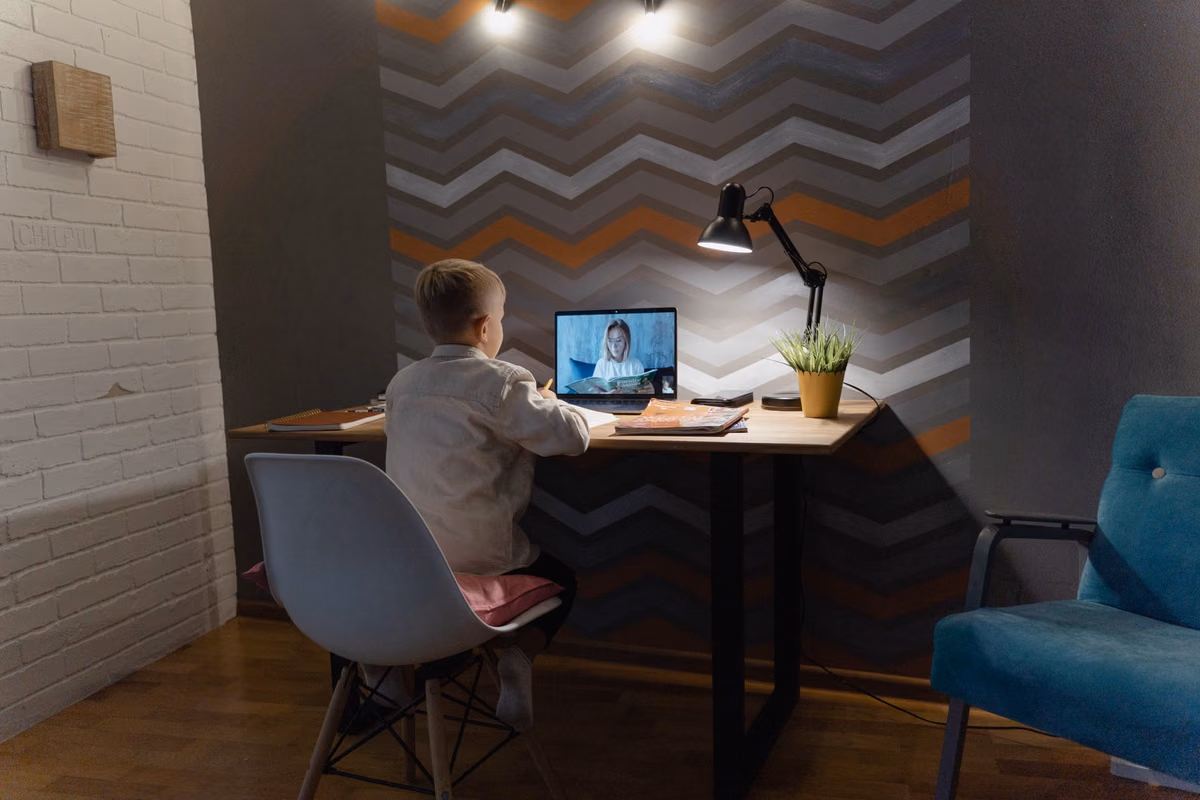 Coin travail à domicile adapté aux enfants
