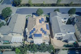 Comment optimiser l'autonomie énergétique de votre maison avec des kits solaires et batteries