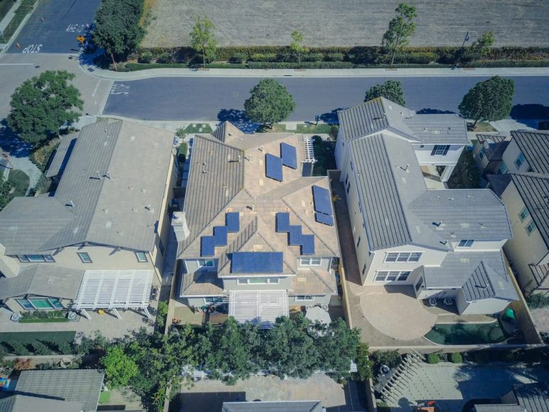 Comment optimiser l'autonomie énergétique de votre maison avec des kits solaires et batteries